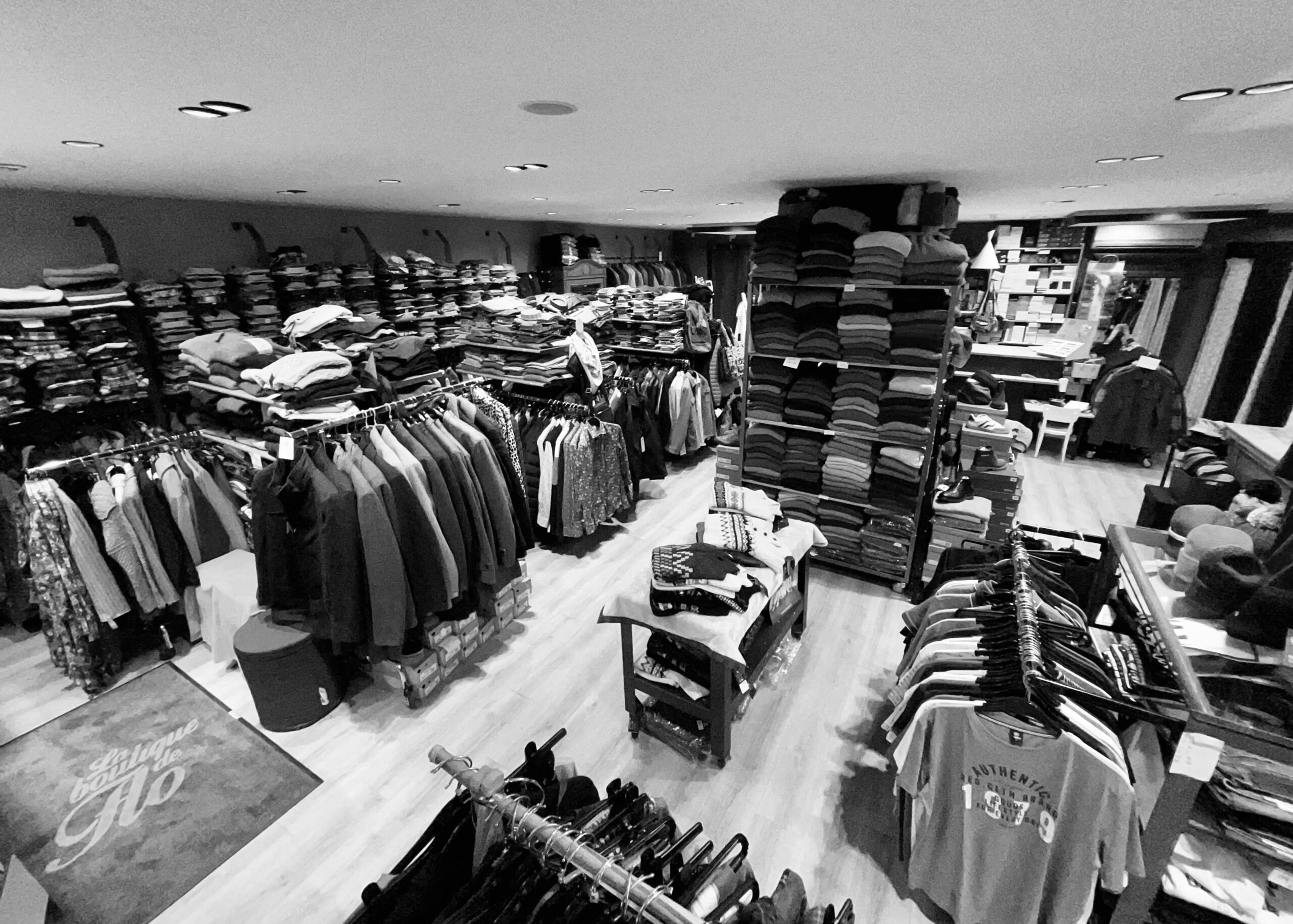 Magasin interieur noir blanc